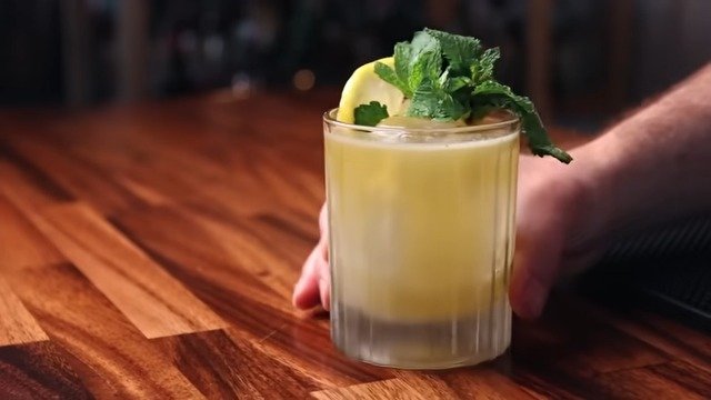 Don't pass on the Whiskey Smash! - Make this cocktail for spring